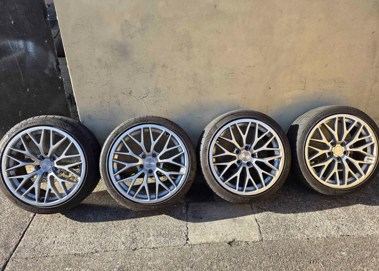 GENUINE 18INCH 1FORM EDITION 1 alloy wheels in excellent condition, finished in hyper silver,