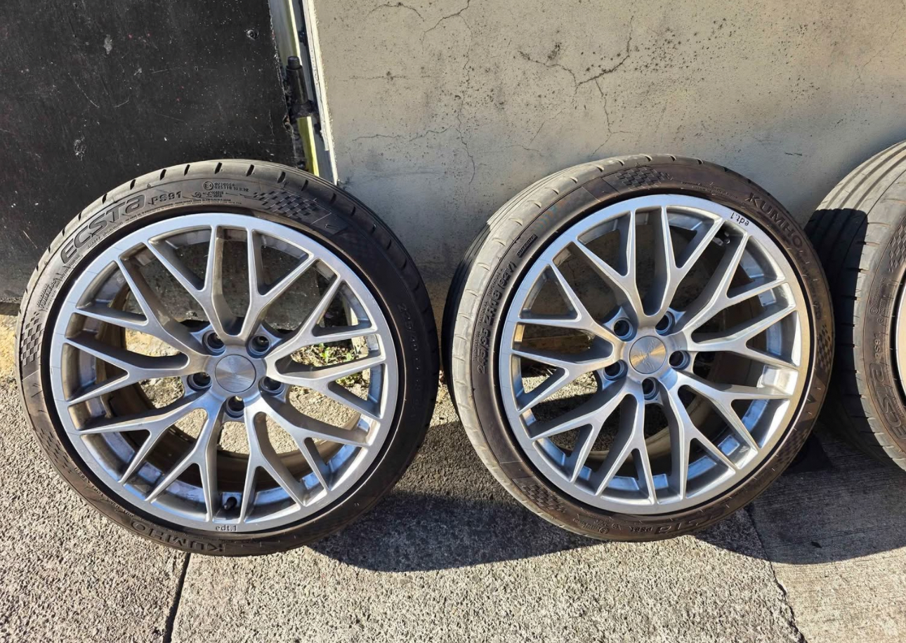 GENUINE 18INCH 1FORM EDITION 1 alloy wheels in excellent condition, finished in hyper silver, - Image 3