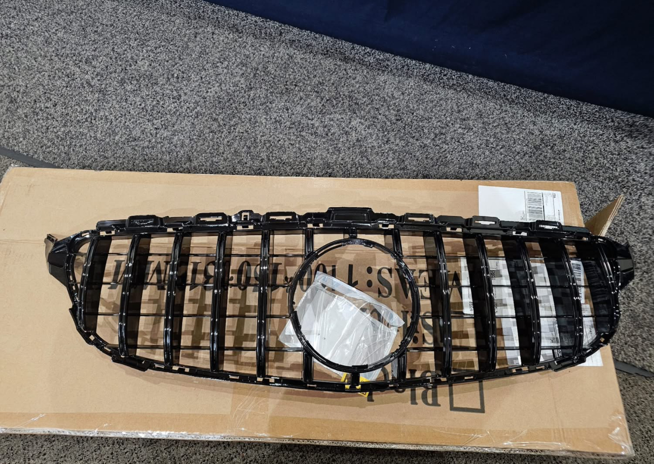 Gloss black, brand new, grill only no front camera. Fits 2015-2018 C300,C200,C250 & C43 W205 - Image 3