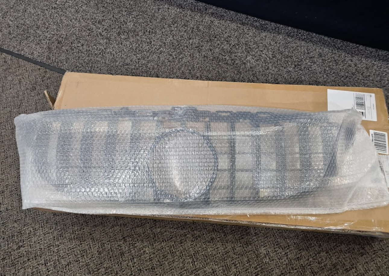 Gloss black, brand new, grill only no front camera. Fits 2015-2018 C300,C200,C250 & C43 W205 - Image 2